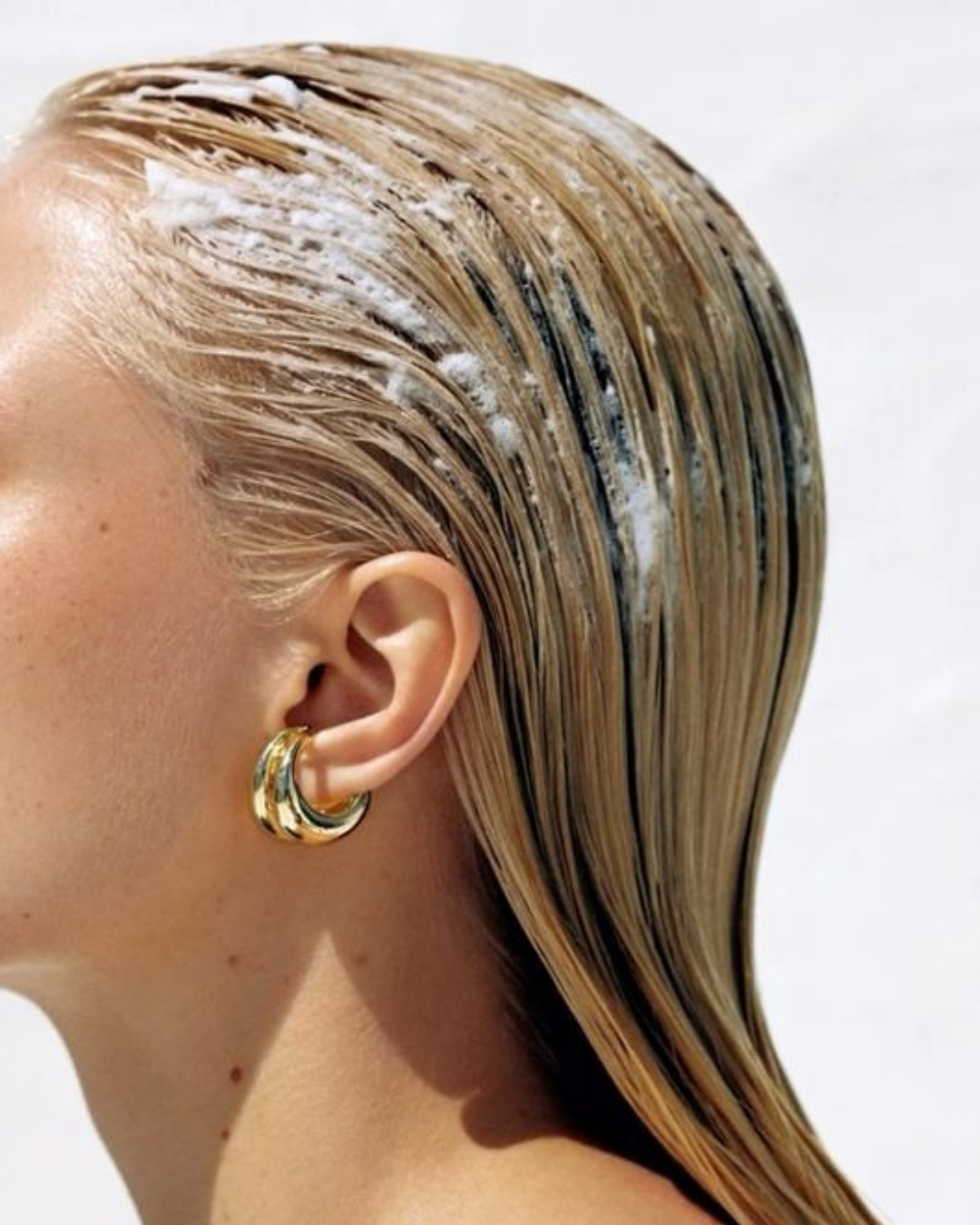 7 erreurs qui abîment vos cheveux sans que vous le sachiez
